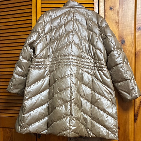 Talbots Women's Metallic Gold Puffer Jacket length 27”pit to pit 26” sleeves 24” - Picture 4 of 4